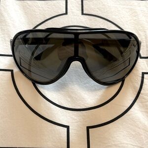 Men’s Gucci Designer Sunglasses in mint condition.